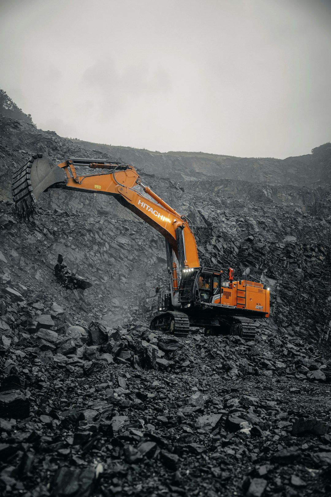 why-choose-us-01 Ein Hitachi ZX690LCH-7 Bagger in einem steinigen Gelände im Einsatz